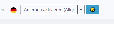 Zettel mit technischen Begriffen liegen auf einem Tisch. Dort steht auch ein Bügeleisen.