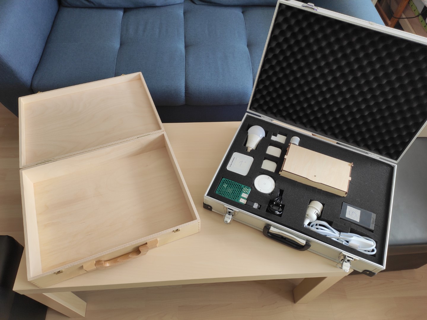 INTIA-Koffer vergleich zwischen Holz und Aluminium.