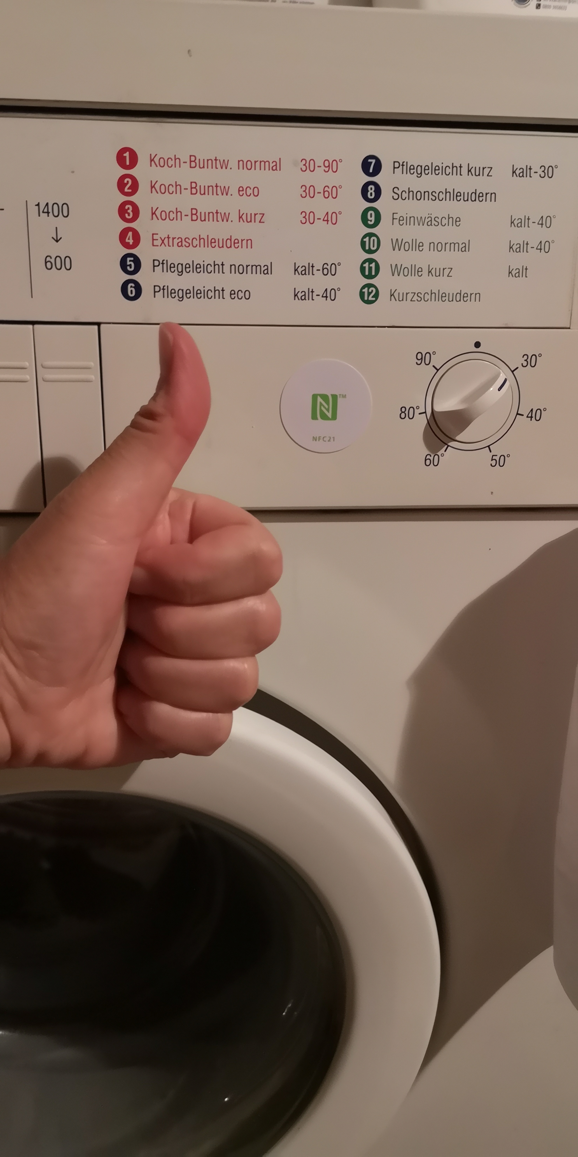 Ein NFC-Chip klebt an der Waschmaschine